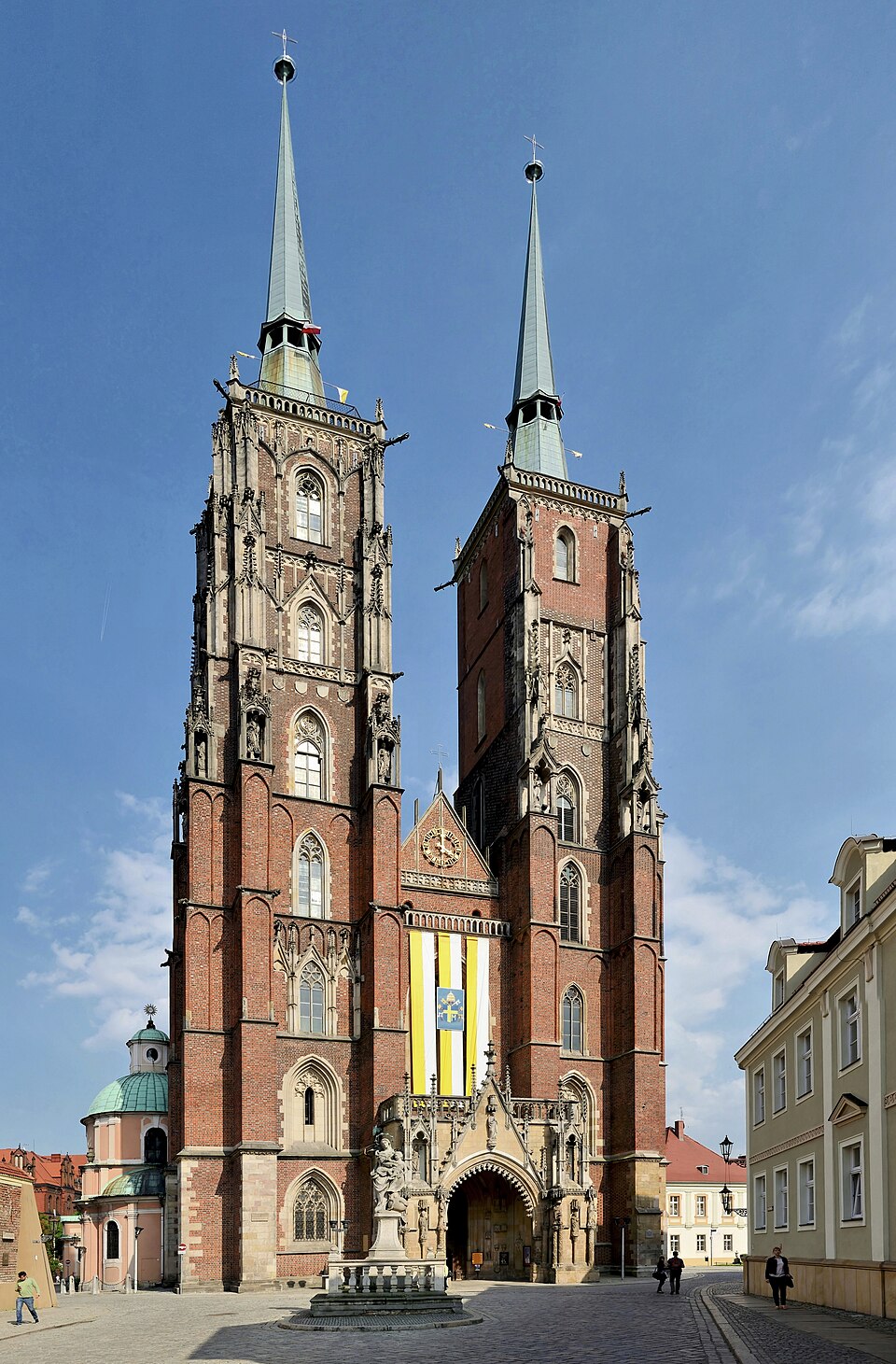 <p>Ostrów Tumski  (chamado de Ilha da Catedral) é o bairro mais antigo da cidade e considerado seu centro espiritual. A Catedral de São João Batista domina a paisagem, e ao entardecer lanternas a gás ainda são acesas manualmente, criando uma atmosfera romântica.</p>
