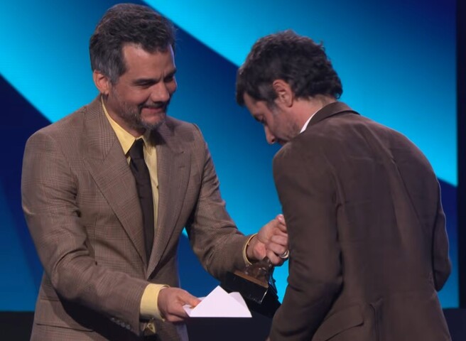 <p>Ao receber o prêmio das mãos de Wagner Moura, ele relembrou os desafios de filmar com luz natural e iluminação prática. Agradeceu à Netflix pela distribuição global, que permitiu à sua família, no interior do Brasil, assistir ao longa com facilidade.</p>
