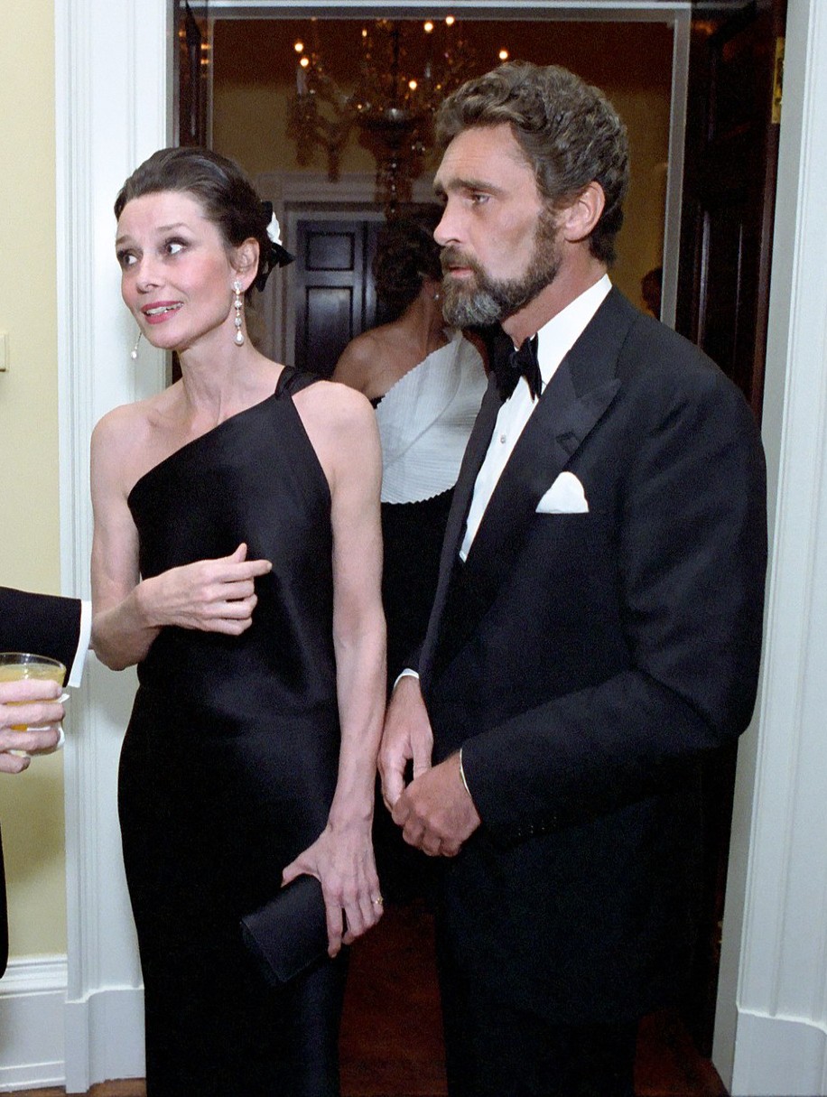<p>Após atuar no suspense “Um Clarão nas Trevas”, em 1967, que lhe rendeu sua última indicação ao Oscar, Hepburn entrou em um período de quase aposentadoria. Ela se casou com o renomado psiquiatra italiano, Robert Wolders, em 1969 e, em 1970, nasceu seu segundo filho, Luca; a partir de então, passou a priorizar a família. Retornou às telas apenas em 1976, no romance “Robin and Marian”.</p>
