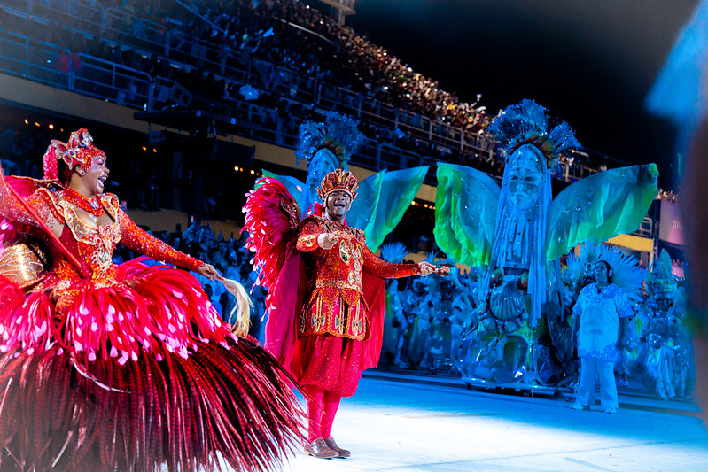 <p>E, desde 1996, defende o pavilhão azul e branco, construindo uma das parcerias mais longevas do samba. Ao longo de mais de três décadas, acumulam títulos, notas máximas e reconhecimento pela técnica impecável e pela harmonia na Sapucaí.</p>
