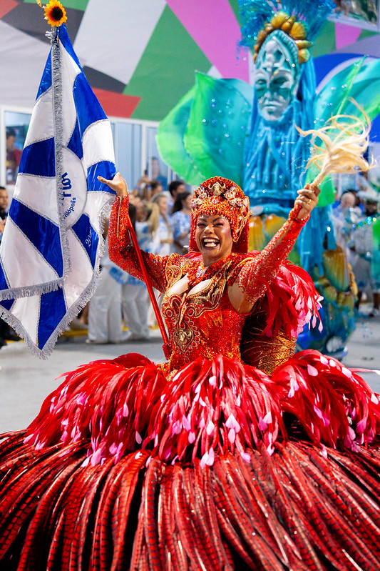 <p>A função de mestre sala e porta-bandeira têm a dança inspirada no minueto, de origem francesa. Ainda no período de escravidão, os negros espiavam as danças e replicavam os passos no ritmo do batuque africano.</p>
