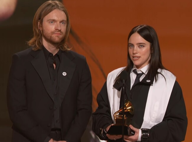 <p>No palco, a cantora fez críticas e demonstrou apoio à comunidade imigrante ao afirmar que “ninguém é ilegal numa terra roubada”. A declaração foi recebida com aplausos e reforçou o tom engajado da noite.</p>
