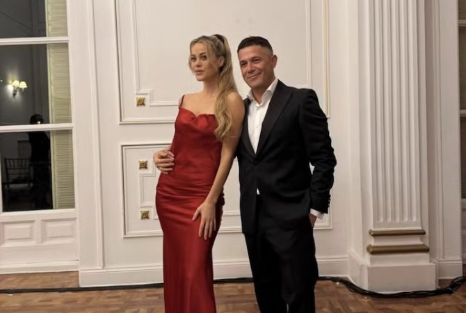 Após completar 57 anos, Alejandro Sanz termina namoro com atriz espanhola