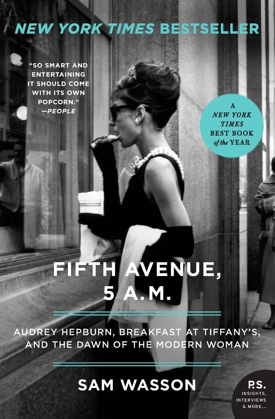 <p>O filme será baseado no livro “Fifth Avenue, 5 A.M.”, de Sam Wasson, que conta como foi a realização do clássico lançado em 1961 e contextualiza a Nova York do fim dos anos 1950. A obra também analisa o impacto da personagem Holly Golightly no cinema e na cultura da época.</p>
