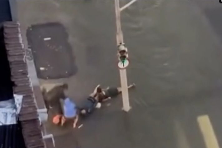 Homem tenta socorrer mulher que levava choque e também sofre descarga elétrica no RJ – Reprodução