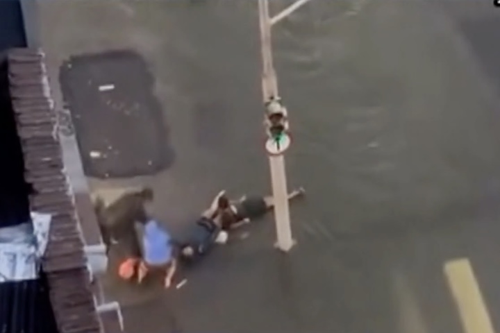 <p>Felipe Souza tentou ajudar a adolescente acreditando que ela estava se afogando, mas acabou “grudado” pela descarga elétrica, conseguindo se soltar após algum tempo.</p>
