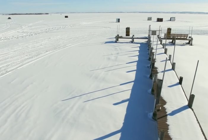 Voluntários criam 'estrada de gelo' sobre o Lago Winnebago, em Wisconsin – Reprodução/NBC 26