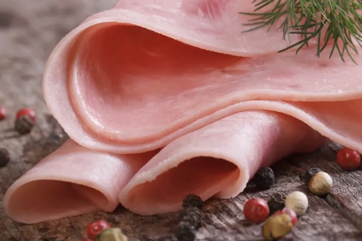 <p>A carne passa por um processo de salga, cura e cozimento (no caso do presunto cozido mais comum no Brasil).</p>
