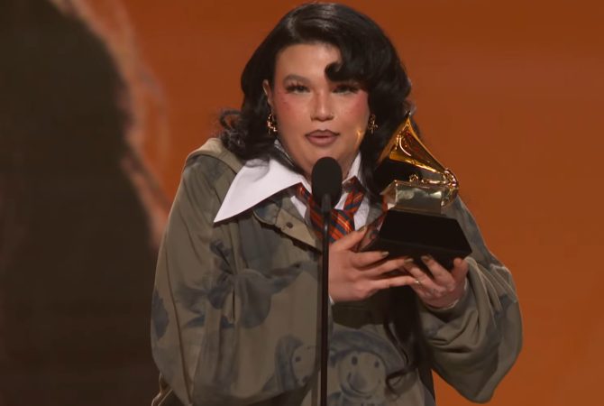 Lola Young vence primeiro Grammy com “Messy” e supera gigantes da música