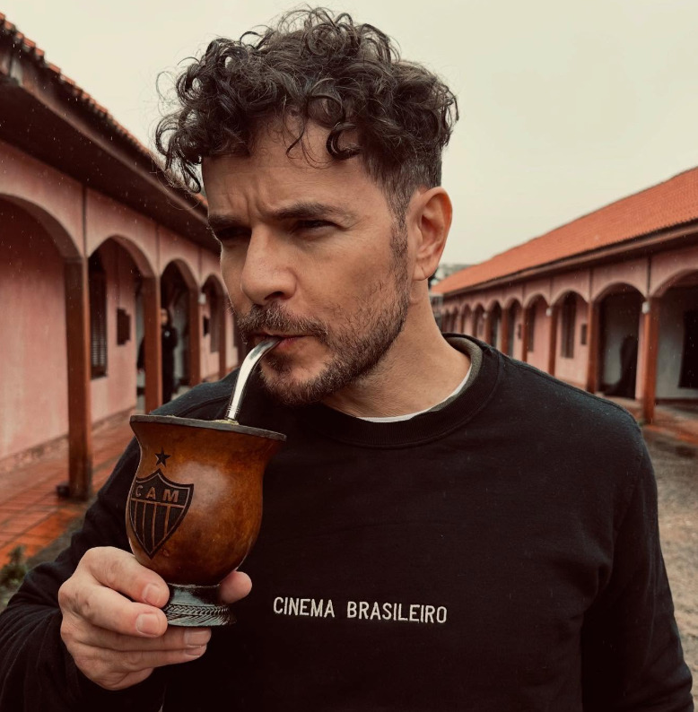 <p>O convite para retornar a uma novela com papel fixo chegou quando ele notou ser o propício para reaparecer. E admitiu que prefere o reconhecimento mais sutil: “Adoro quando pessoas chegam na rua e falam: ‘você, como é seu nome mesmo?’. Porque estou no lugar mais confortável pra mim. Mas quando falam ‘Daniel’ direto, penso: ‘Preciso dar umas voltas'”.</p>
