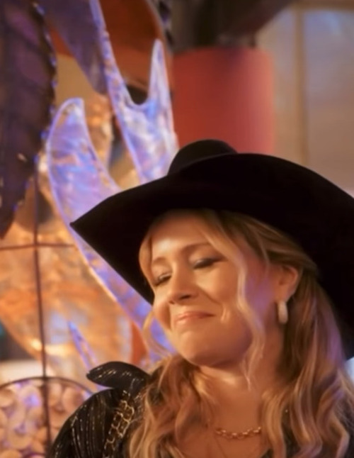 <p>Em “Coração Acelerado”, ele interpreta Alaorzinho, empresário do ramo sertanejo casado com Zilá (Leandra Leal). Inicialmente machista, seu personagem impede a esposa de cantar, mas a trama promete reviravoltas e conflitos familiares ao longo dos anos.</p>
