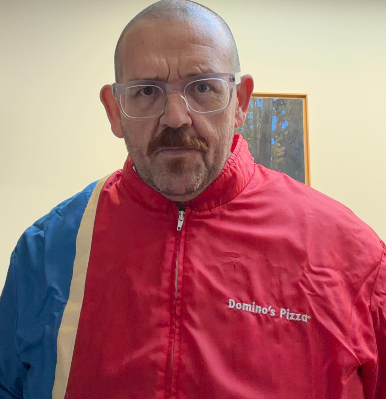 <p>Na vida privada, Frost já compartilhou momentos de vulnerabilidade, como a perda da mãe. Divorciado, tem três filhos e valoriza o tempo com eles, buscando equilíbrio entre carreira e vida pessoal. </p>
