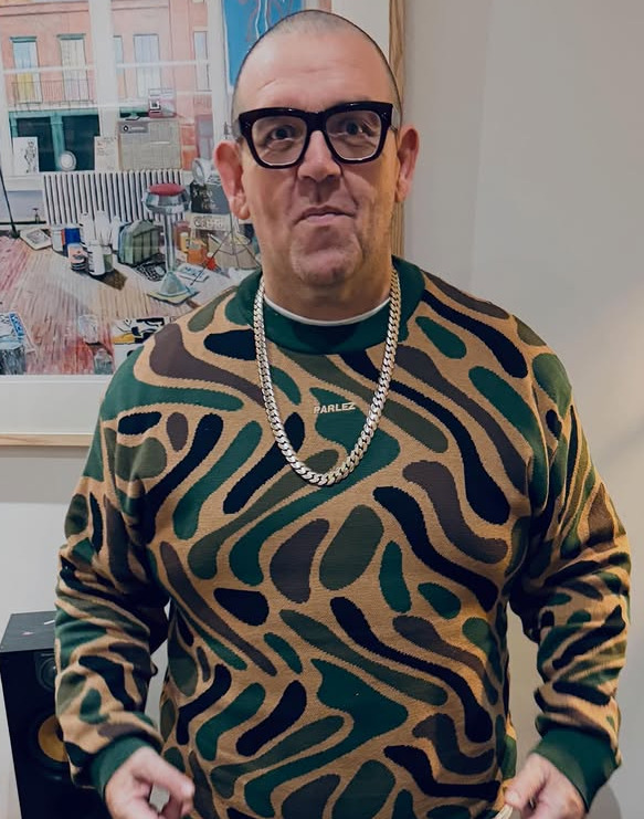 <p>Nick Frost já se posicionou em causas sociais e culturais, defendendo diversidade e inclusão. Ao acreditar que o entretenimento deve refletir a sociedade, ele amplia sua relevância para além da comédia, o que fortalece sua imagem pública.</p>
