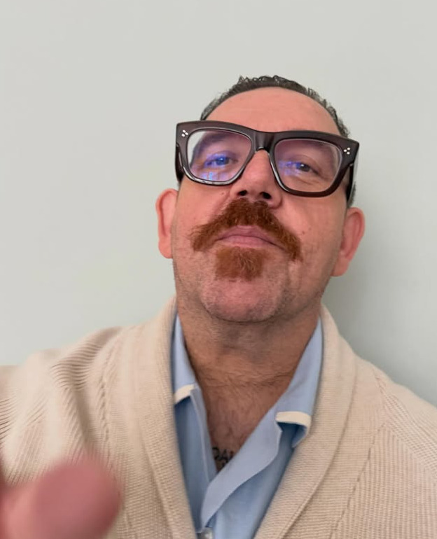 <p>Nascido em 1972 em Londres, Nicholas John Frost enfrentou dificuldades familiares, mas achou na comédia uma forma de expressão. Trabalhou em empregos diversos antes de atuar, o que lhe deu visão prática da vida. Tal experiência moldou seu humor ácido e autenticidade.</p>
