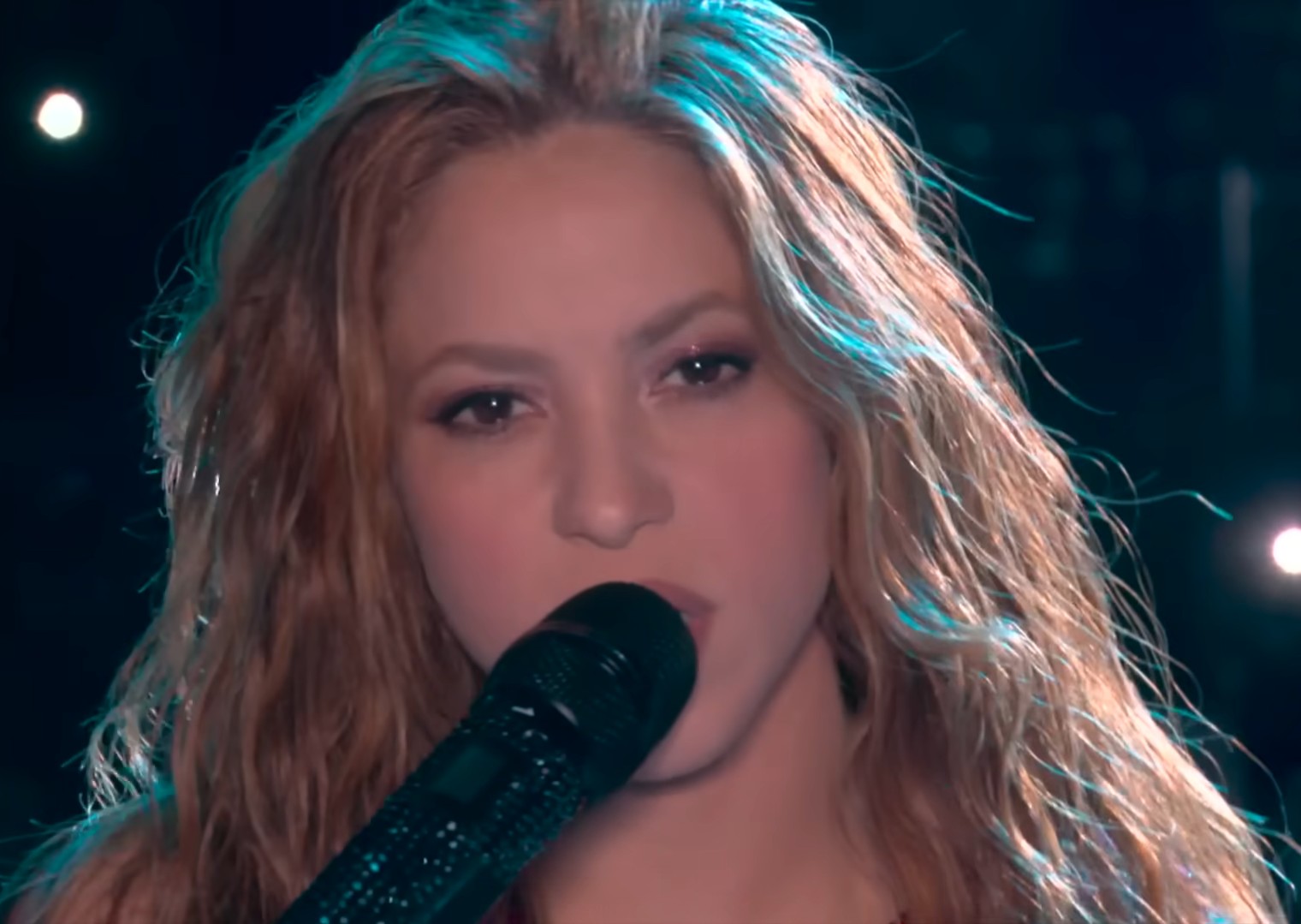 <p>Shakira – A cantora colombiana também enfrentou resistência inicial no Brasil, mas, após se consolidar como popstar global, rompeu as limitações do mercado latino. Hoje é uma das artistas latinas de maior sucesso no país, com forte identificação com o público brasileiro e um histórico consistente de apresentações. Em 2026, foi confirmada como atração do evento “Todo Mundo no Rio”, com um megashow gratuito em Copacabana.</p>
