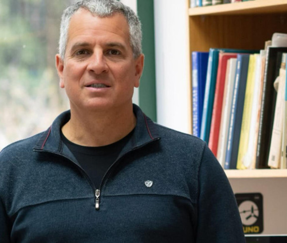 <p>Para Yohai Kaspi, coautor do estudo e cientista planetário do Instituto Weizmann, em Israel, os novos dados bastam para que se atualizem materiais oficiais de ensino: “Os livros didáticos precisarão ser atualizados. O tamanho de Júpiter não mudou, é claro, mas a forma como o medimos, sim”.</p>
<p>&nbsp;</p>
