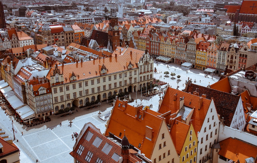 <p>O centro histórico de Wroc?aw é extremamente bem preservado e revela a riqueza cultural da cidade. Caminhar por suas ruas é como viajar no tempo, observando casarões coloridos, igrejas antigas e praças vibrantes que contam séculos de história.</p>
