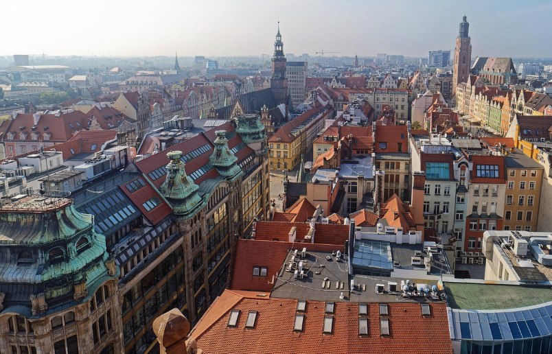 <p>Fundada no século X, Wroc?aw foi dominada por diferentes nações ao longo dos séculos. Durante a Segunda Guerra Mundial, tornou-se base militar alemã, mas após o conflito voltou ao domínio polonês, recuperando seu nome original e reconstruindo sua identidade.</p>
