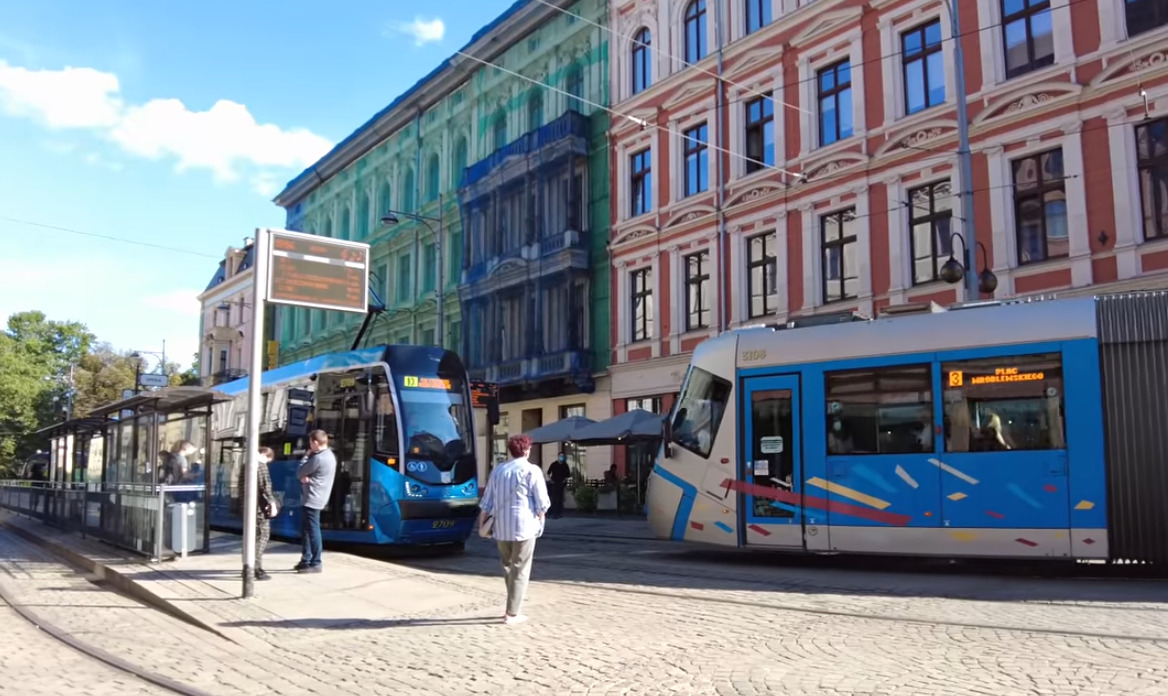 <p>O transporte público é eficiente e bem integrado, com bondes e ônibus conectando todas as regiões. A estação central, Wroc?aw G?ówny, é moderna e próxima ao centro histórico, facilitando a chegada de visitantes.</p>
