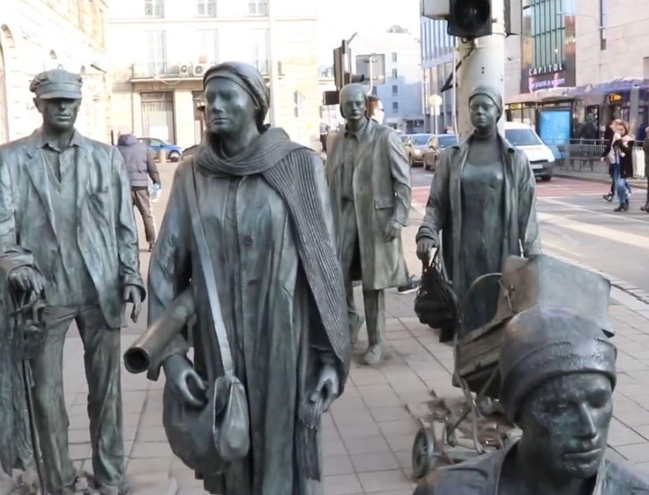 <p>A escultura “Pedestres Anônimos” é uma obra marcante que retrata o período da lei marcial na Polônia. As figuras em bronze representam civis desaparecidos e o fim da opressão, tornando-se um dos monumentos mais importantes do país.</p>
