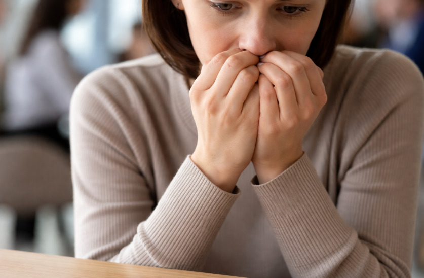 <p>Além dos danos físicos, a onicofagia pode gerar vergonha e insegurança. Muitas pessoas evitam mostrar as mãos, usar anéis ou cumprimentar com aperto de mão, o que compromete a confiança em situações sociais e profissionais. Para algumas, só a expectativa de ter que encontrar pessoas já gera mal-estar. </p>
