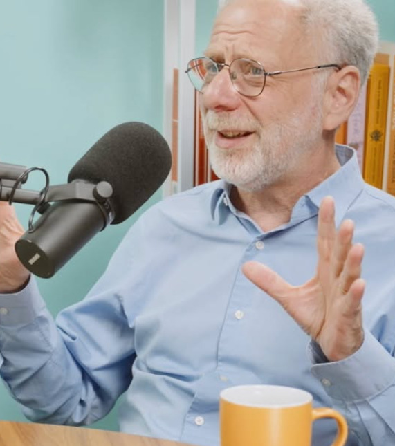 <p>Segundo o pesquisador, a evolução não moldou o corpo para exercícios intensos como os atuais. Correr regularmente, como prática esportiva, seria algo relativamente recente na história humana.</p>
