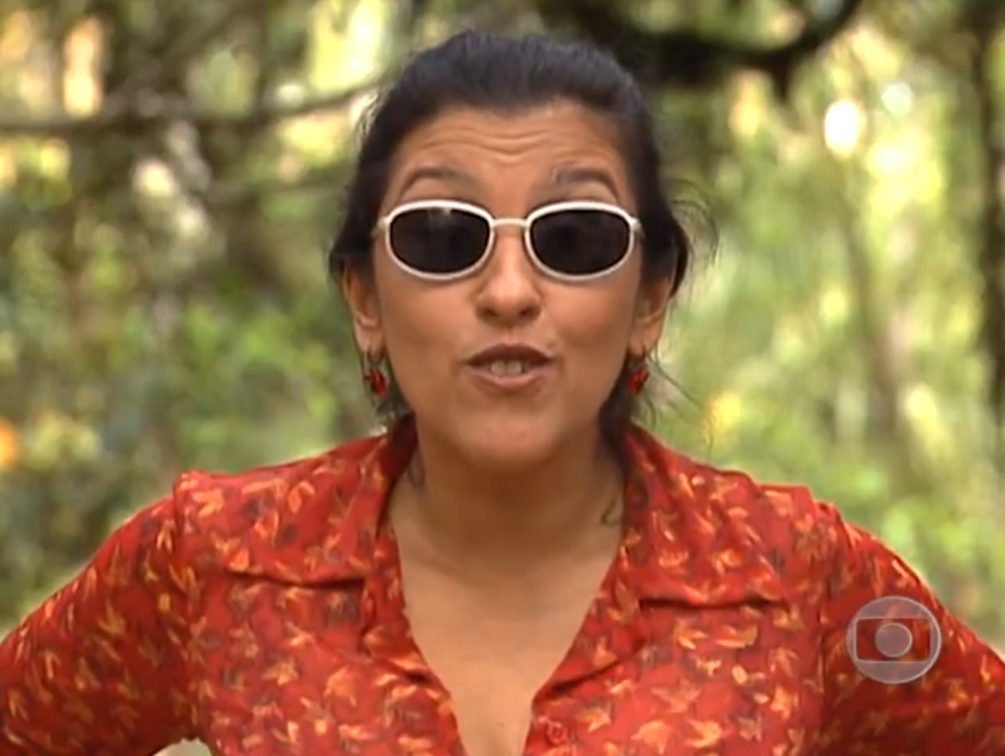 <p>Outra faceta importante de sua carreira é a de apresentadora. Regina começou a investir nessa área a partir dos anos 1990 e passou a comandar diversos programas de televisão. Criou e apresentou o “Programa Legal” entre 1991 e 1992. Em seguida, apresentou “Brasil Legal”, esteve à frente do semanal “Muvuca” e de “Um Pé de Quê?”, no Canal Futura.</p>
