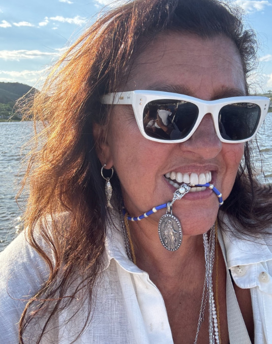 <p>Desde o início do verão no estado, Regina também participou da tradicional Festa de Iemanjá de Cachoeira, celebração realizada há mais de um século, onde registrou momentos da festividade em suas redes sociais.</p>
