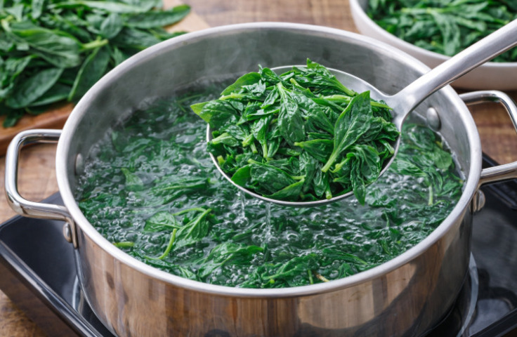 <p>Para folhas mais firmes, o branqueamento em água quente por um minuto é recomendado. Esse processo deixa a textura mais tenra e facilita o uso em refogados ou ensopados. Assim, o consumo se torna mais agradável.</p>
