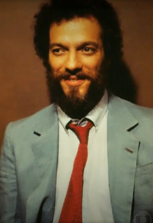 <p>Nascido em São Caetano do Sul, no estado de São Paulo, em 4 de agosto de 1946, Carlos Augusto Strazzer iniciou sua trajetória artística ainda jovem. Sua estreia profissional ocorreu em 1966, no Teatro de Arena, onde integrou o elenco da montagem de “Les Fourberies de Scapin”, de Molière.</p>
