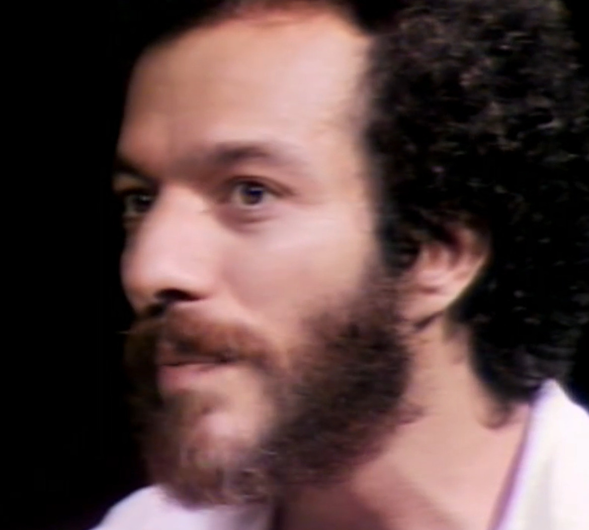 <p>“Quando eu aparecia em público, muita gente me olhava como se eu fosse um fantasma. Até pessoas a quem eu amava muito. Era constrangedor, porque elas pareciam se sentir culpadas; como se quisessem me matar logo”, disse na entrevista.</p>
