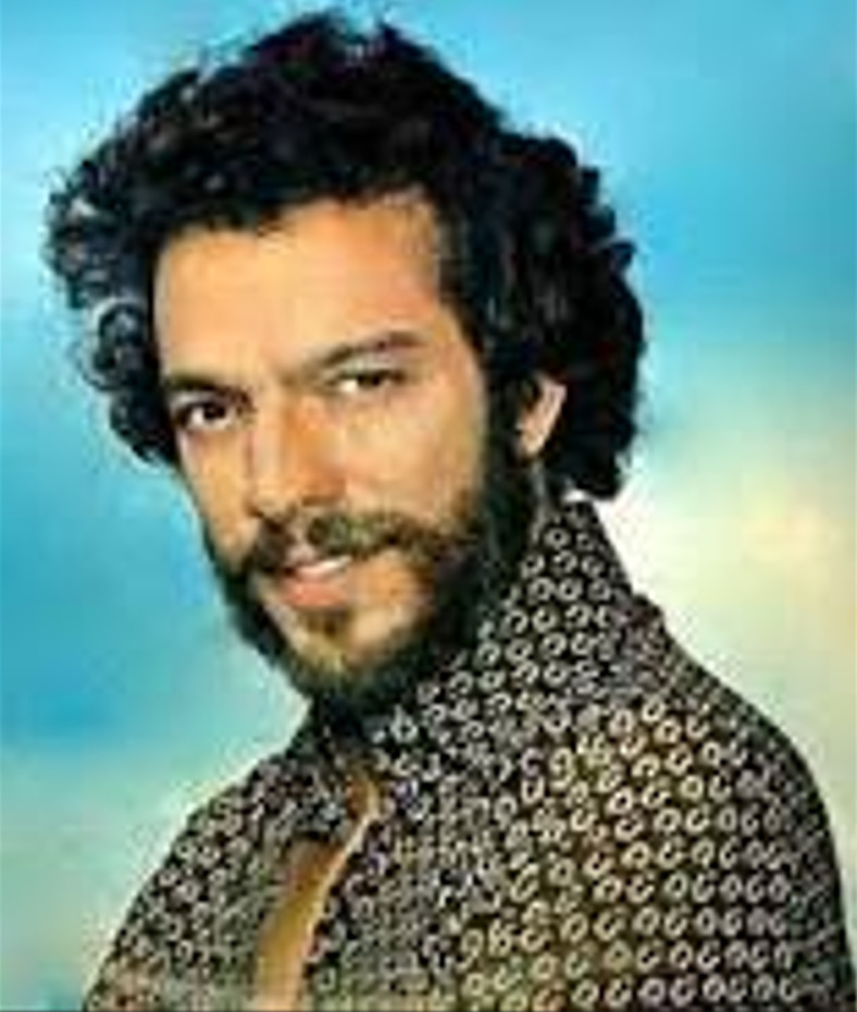 <p>Carlos Augusto Strazzer foi um dos nomes mais marcantes da televisão brasileira nas décadas de 1970 e 1980, período em que construiu uma carreira sólida. Ele morreu em 1993, aos 47 anos, após assumir publicamente que era portador do HIV, atitude incomum na época.</p>
