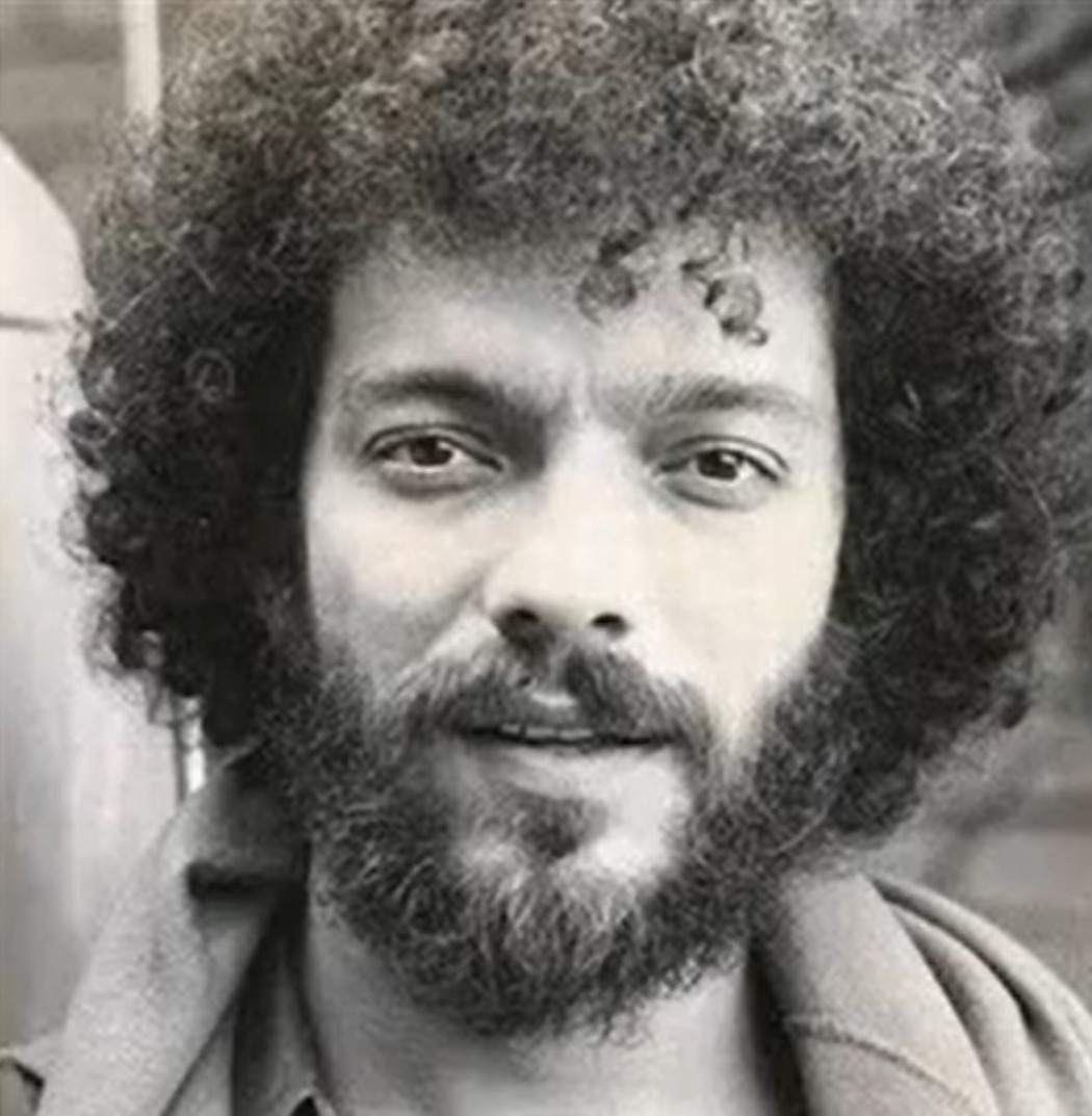 <p>“Às vezes me pego pensando como seria sua valsa na festa de 15 anos da Mari (neta) ou o seu discurso no aniversário de 100 anos da sua mãe. E depois lembro que a barreira que nos separa é imaginária, que seu amor segue vivo e que você estará para sempre no brilho dos meus olhos e no pulsar do meu coração! Te Amo, Pai!”, concluiu ela.</p>
