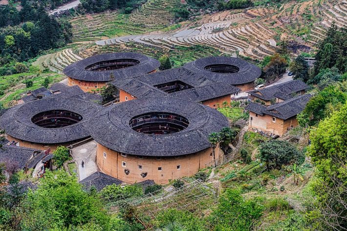 Tulou são estruturas circulares de terra batida construídas pelo povo Hakka na província de Fujian, China | Flickr - Christopher Harriot