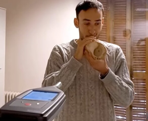 <p>Pesquisadores da Universidade de Barcelona analisaram 12 peças datadas entre o fim do quinto e o início do quarto milênio antes de Cristo e identificaram intervenções deliberadas, como o corte preciso da ponta para formar um bocal.</p>
