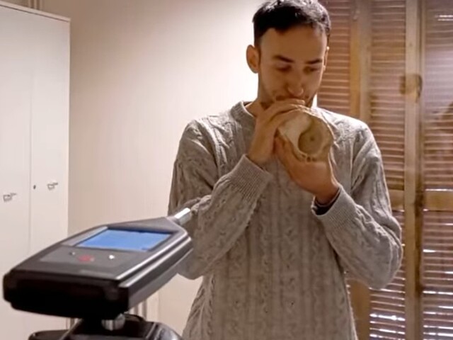 <p>Testes de sopro indicaram controle de timbre e emissão estável de som, sugerindo uso em minas e povoados neolíticos. A repetição do padrão reforça que não se tratava de item decorativo, mas artefato planejado para comunicação e organização coletiva.</p>
