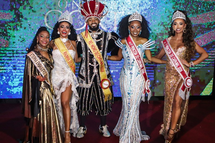 <p>Cada cidade pode ter o seu Rei Momo, seguindo a tradição carioca. Em São Paulo, por exemplo, em 2026, a coroa está com André Luiz, representante da escola de samba Vai-Vai. Ele foi eleito pela Liga das Escolas de Samba de São Paulo e integra a corte oficial do carnaval paulistano, que também conta com rainha e princesas.</p>
