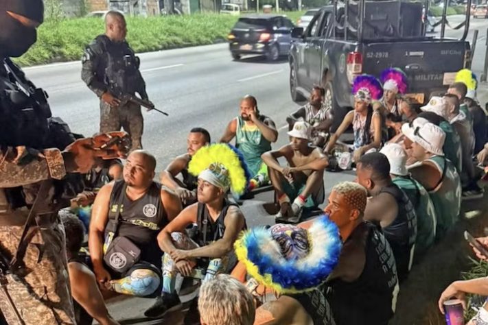 Criminosos vestidos de bate-bolas são presos no RJ – Divulgação/PMERJ