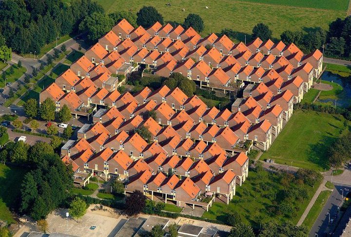 <p>A época favorecia esse tipo de ousadia, como mostram outros projetos semelhantes desenvolvidos nos anos seguintes, como o complexo Kasbah em Hengelo.</p>
