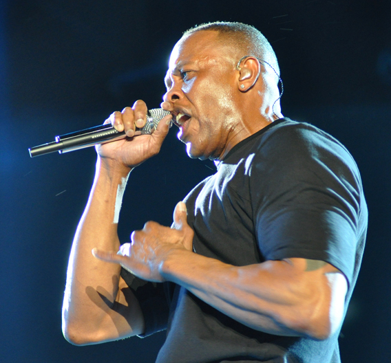 22º lugar: Dr. Dre - US$ 1 bilhão (R$ 5,02 bilhões) - Ícone do hip hop americano, Dr. Dre se tornou um dos produtores musicais mais influentes do mundo. Além da carreira nos palcos, multiplicou sua fortuna com a marca Beats Electronics, vendida para a Apple em um negócio bilionário. Ele também ajudou a lançar estrelas como Eminem e Snoop Dogg.
