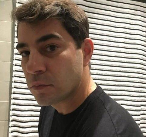 Evaristo Costa acerta retorno à TV, mas não pela Globo