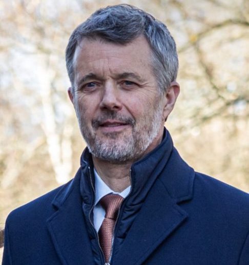 <p>A atual monarca é o rei <i>Frederik X</i>, enquanto o primeiro-ministro, Mette Frederiksen, chefia o governo. O rei cumpre funções representativas e protocolares.</p>
