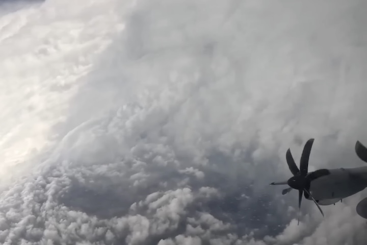 <p>Essa intensidade extrema foi confirmada por uma combinação de dados de satélite, reconhecimento aéreo e medições feitas por aviões especializados em monitoramento de tempestades.</p>
