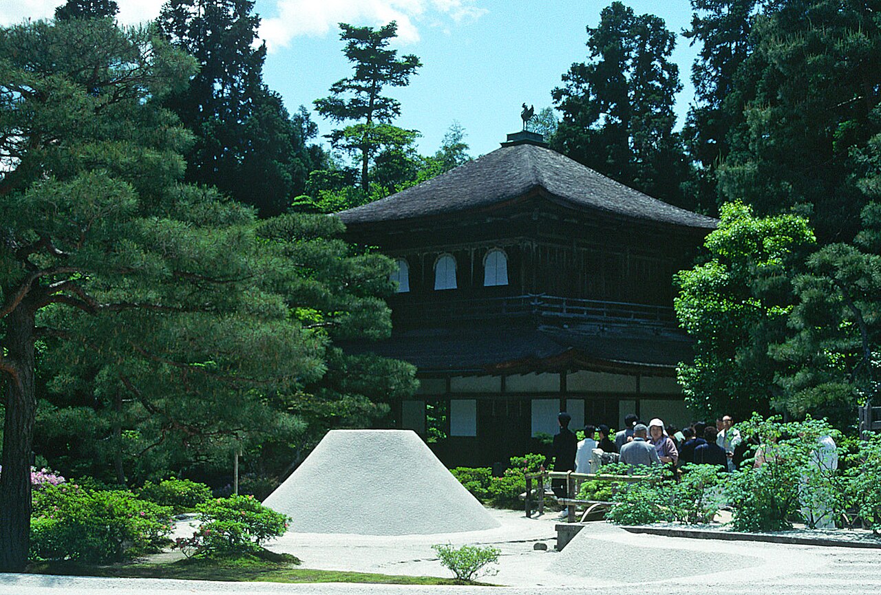 <p>O Templo do Pavilhão Prateado, ou Ginkaku-ji, é conhecido por sua simplicidade e elegância. Ele representa a estética japonesa do “wabi-sabi”, que valoriza a beleza da imperfeição e da transitoriedade.</p>
