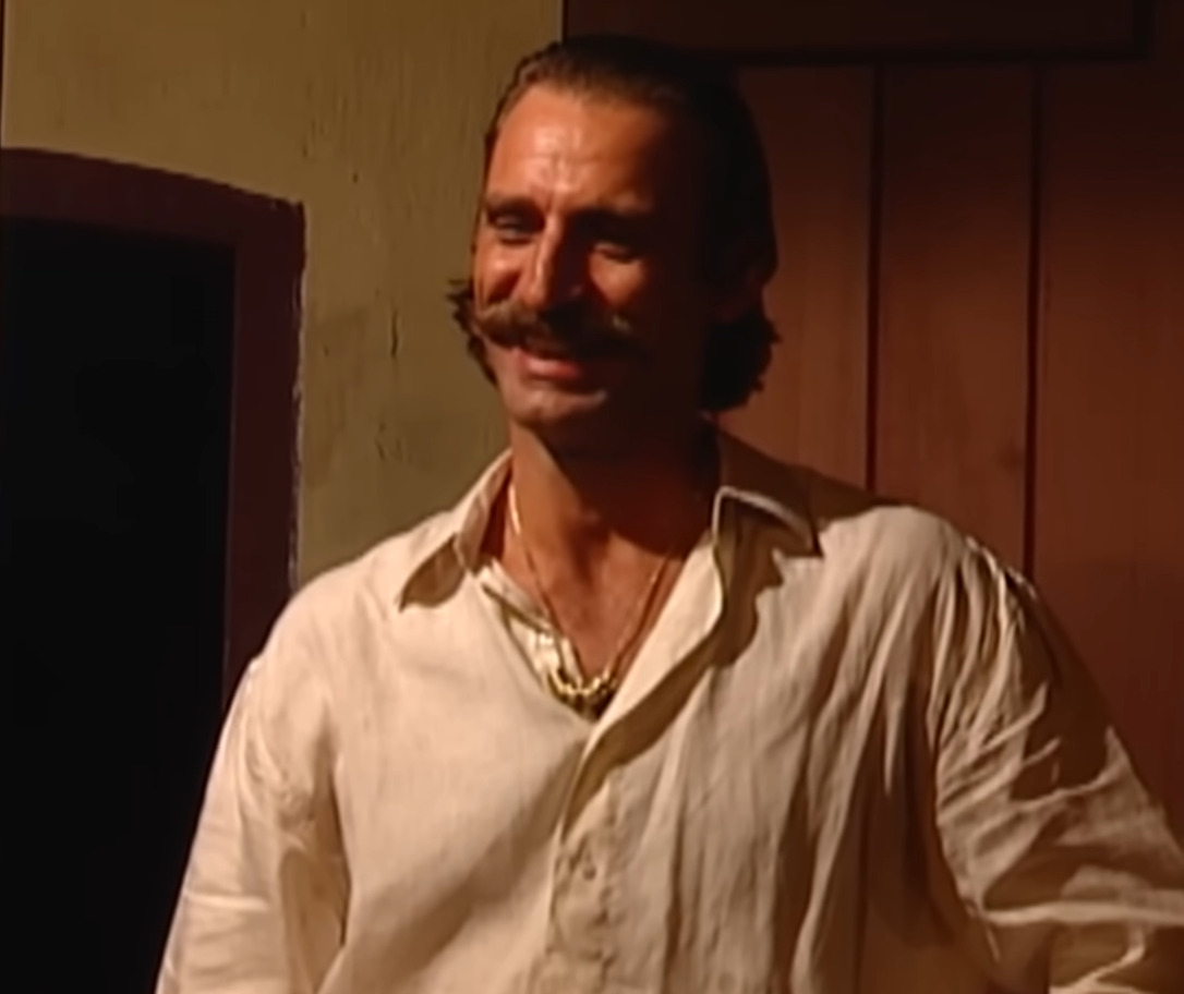 <p>Com mais de cinco décadas de carreira, Herson Capri se consolidou como um dos nomes mais reconhecidos da televisão, do cinema e do teatro brasileiro, e, ao longo dos anos, construiu uma trajetória marcada por personagens de destaque em novelas, filmes e peças de teatro. A seguir, saiba mais sobre a vida e a carreira do ator.</p>
