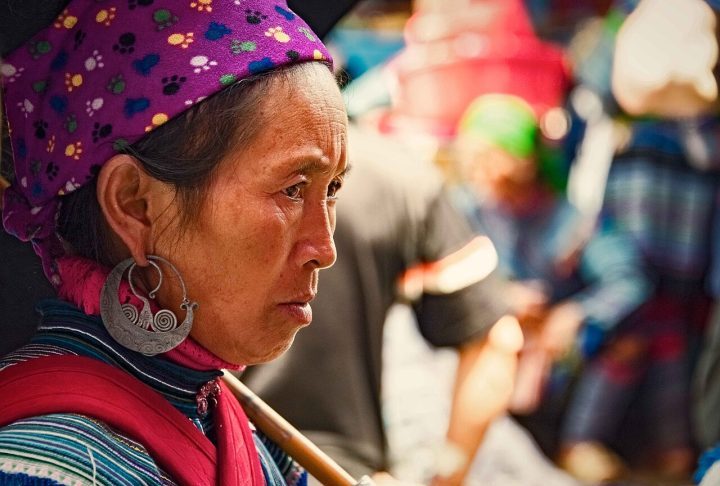 <p>A população é formada majoritariamente por minorias étnicas, como os Hmong, Thai e Kho Mu, que preservam línguas, trajes tradicionais e costumes próprios, especialmente ligados à agricultura de subsistência.</p>
