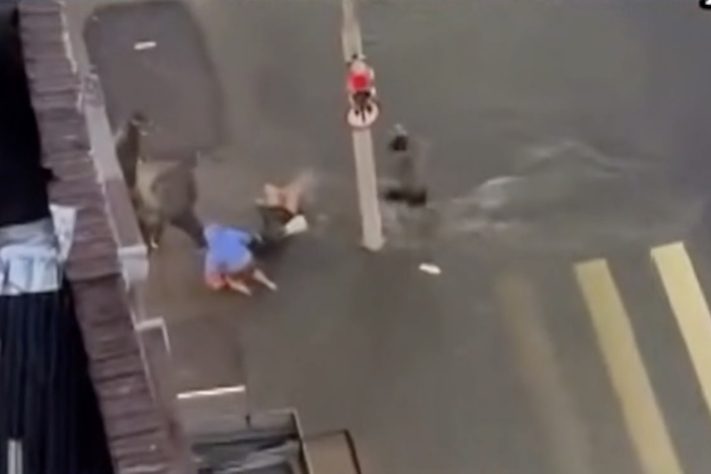 Homem tenta socorrer mulher que levava choque e também sofre descarga elétrica no RJ – Reprodução