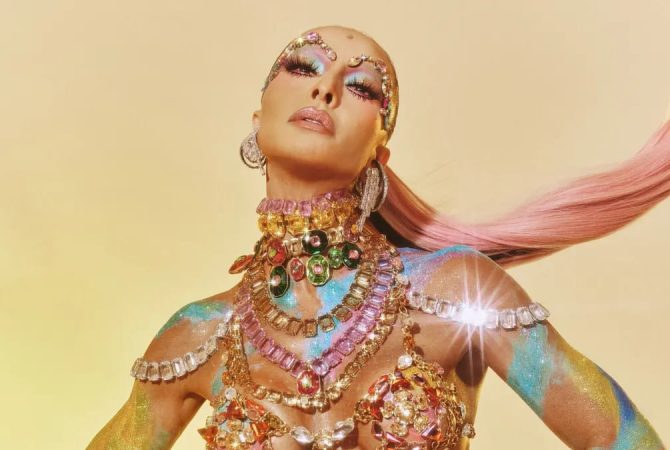 Sabrina Sato usa look de 3 mil cristais em ensaio da Vila Isabel