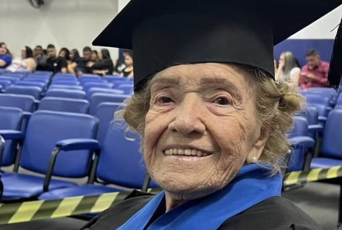 Idosa de 92 anos realiza sonho de aprender a ler e conquista bolsa na graduação: ‘Idade não importa’