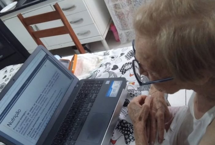 Idosa de 92 anos realiza sonho de ir para a escola, se alfabetiza e vai cursar graduação – Reprodução @iolandaribeiroconti